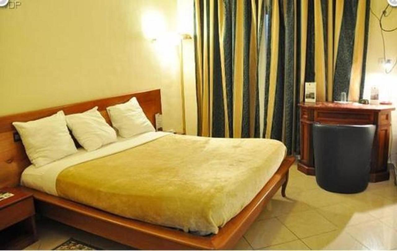 דואלה Hotel Vallee Des Princes מראה חיצוני תמונה